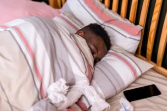 مساعد وزير الداخلية الأسبق يحذر: الهاتف المحمول تهديد للأمن القومي