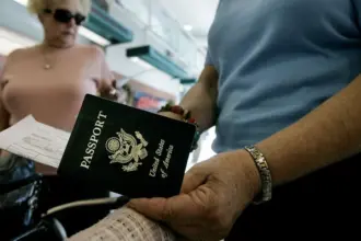 ترامب يلوّح بسحب الجنسية الأميركية من مهاجرين مدانين بالاحتيال