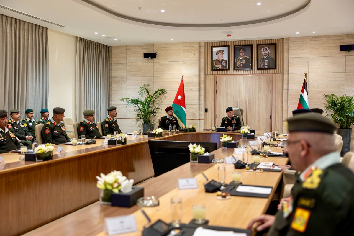 صورة حول : الملك يزور القيادة العامة ويطلع على الجاهزية الملك يزور القيادة العامة ويطلع على الجاهزية