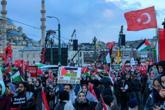آلاف الأتراك يسيرون فجراً نحو جسر غالاطة تضامنًا مع فلسطين في مستهل عام 2026