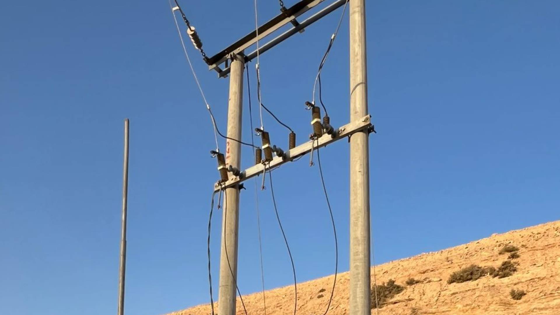 الأشغال تضبط معتدين على محولات إنارة طرق حيوية وتحيلهم للقضاء