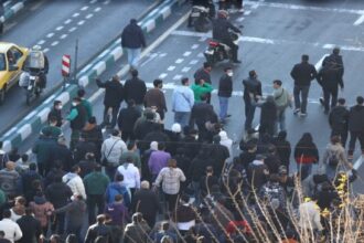 مستشار إيراني يحذر من أن التدخل الأميركي في الاحتجاجات قد يفاقم الفوضى الإقليمية