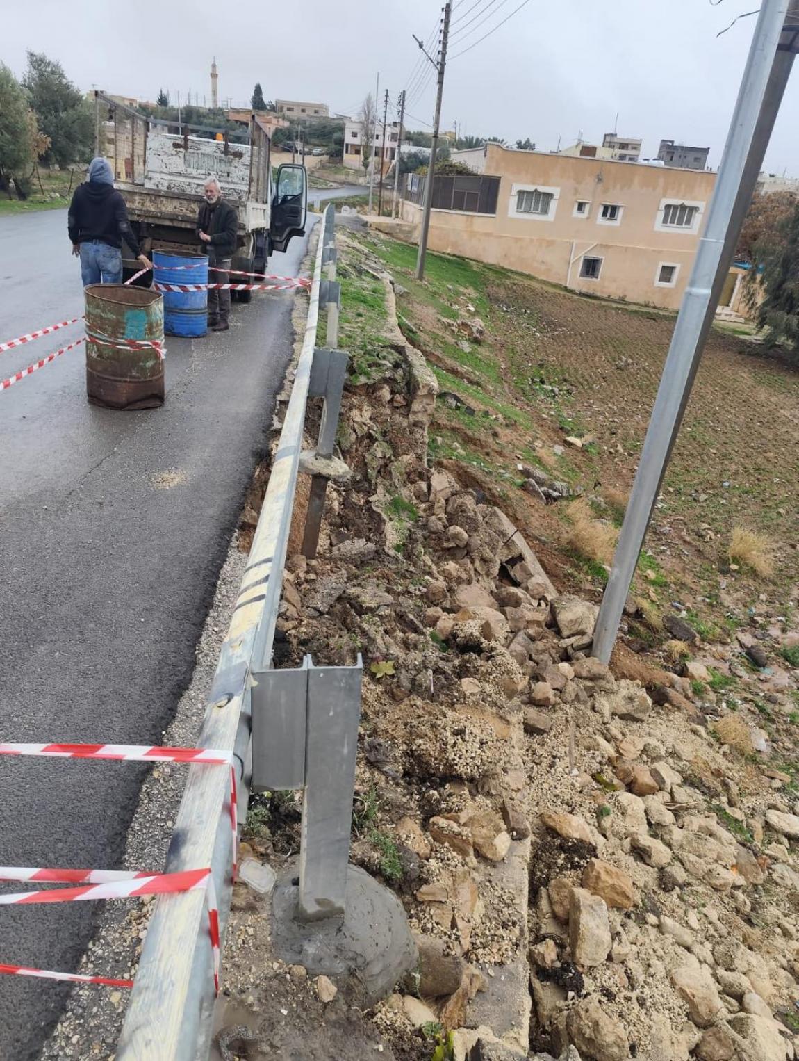 صورة حول : بلدية ذيبان تضع إشارات تحذيرية بعد انهيارات تهدد السلامة العامة بشارع قرب مديرية التنمية الاجتماعية بلدية ذيبان تضع إشارات تحذيرية بعد انهيارات تهدد السلامة العامة بشارع قرب مديرية التنمية الاجتماعية