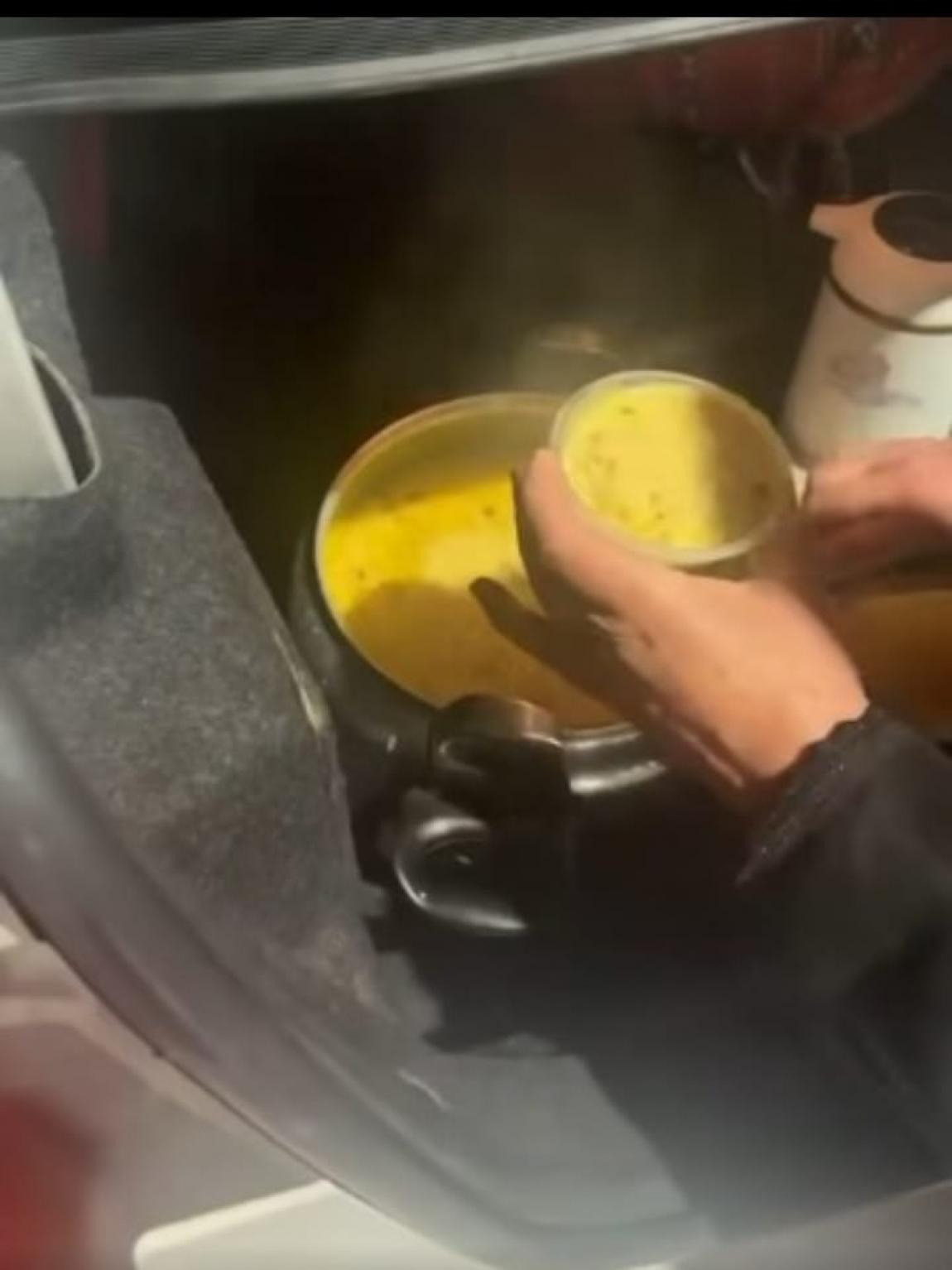 لمسة إنسانية في الكرك: مواطنة تقدّم طنجرة مدقوقة لعمال البلدية وسط الأمطار والبرد