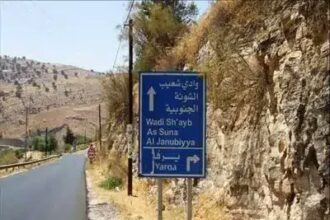 انهيارات صخرية وسيول تغلق طرقًا حيوية بالأردن وتحذيرات لسالكيها