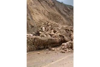 انهيار طريق وادي شعيب بسبب الأمطار الغزيرة يعيق حركة السير