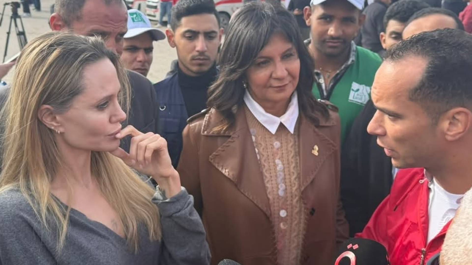 صورة حول : أنجلينا جولي في معبر رفح: تضامن وإنسانية على أرض مصر لدعم الفلسطينيين أنجلينا جولي في معبر رفح: تضامن وإنسانية على أرض مصر لدعم الفلسطينيين