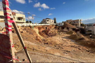 بلدية جرش تغلق طريقًا فرعيًا في الجبل الأخضر بعد انهيار حفري