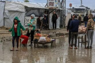 الصحف البريطانية تتناول الشتاء القارس في غزة، احتجاجات إيران، وأفكار جمع الثروة في 2026