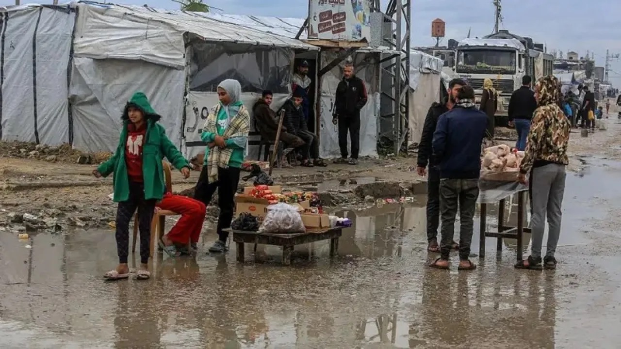 الصحف البريطانية تتناول الشتاء القارس في غزة، احتجاجات إيران، وأفكار جمع الثروة في 2026