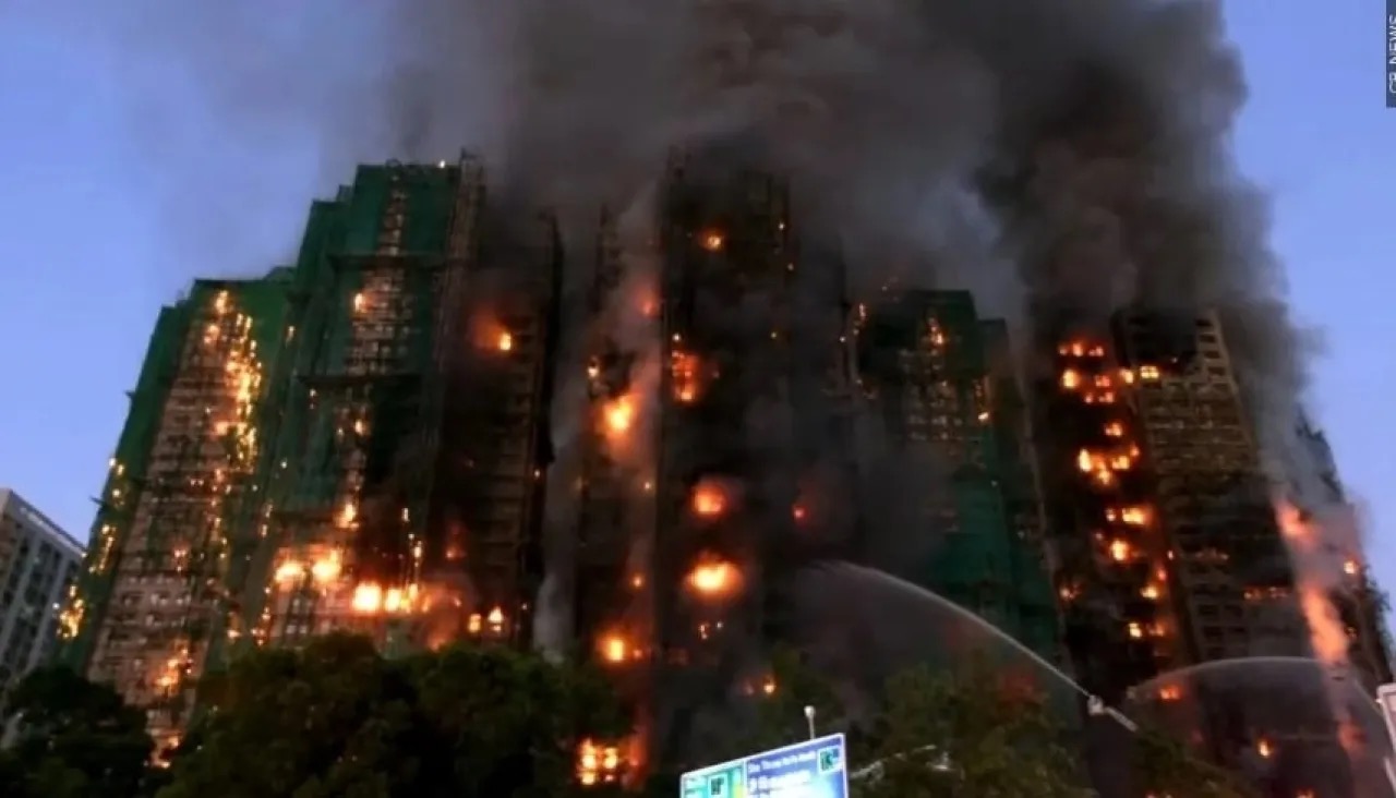 ماس كهربائي في شاحن هاتف يسبب حريقًا في شقة بهونغ كونغ وإصابة أربعة أشخاص