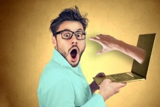 سجن شاب سنة مع الشغل بسبب التشهير بحبيبته السابقة عبر الإنترنت في قنا