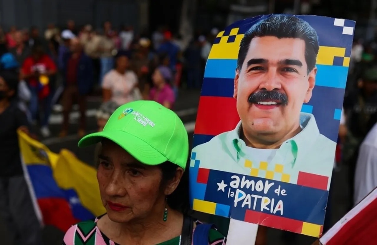 مادورو يحذر من "انحدار الديمقراطية الغربية" قبل ساعات من العملية الأمريكية ضده