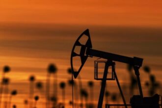 ارتفاع طفيف على أسعار النفط وسط ترقّب تأثير التطورات السياسية في فنزويلا