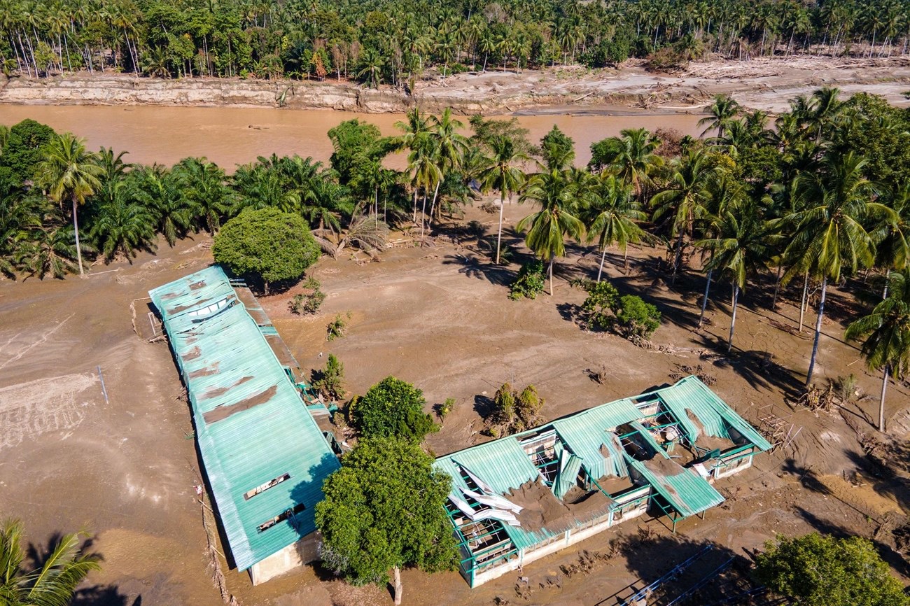 سيول وانهيارات أرضية في شمال سولاويسي بإندونيسيا تقتل 14 شخصًا وتخلف 18 جريحًا