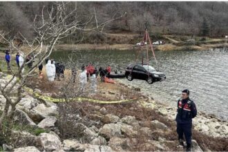 انتشال سيارة شابة غارقة في تركيا بعد العثور على جثتها