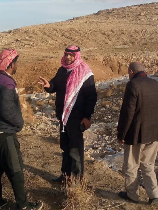 متصرف لواء القصر يتفقد مواقع بيوت الشعر القريبة من مجاري السيول