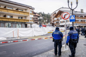 الألعاب النارية مرجّحة سبب حريق حانة كران-مونتانا الذي أودى بحياة 40 شخصًا