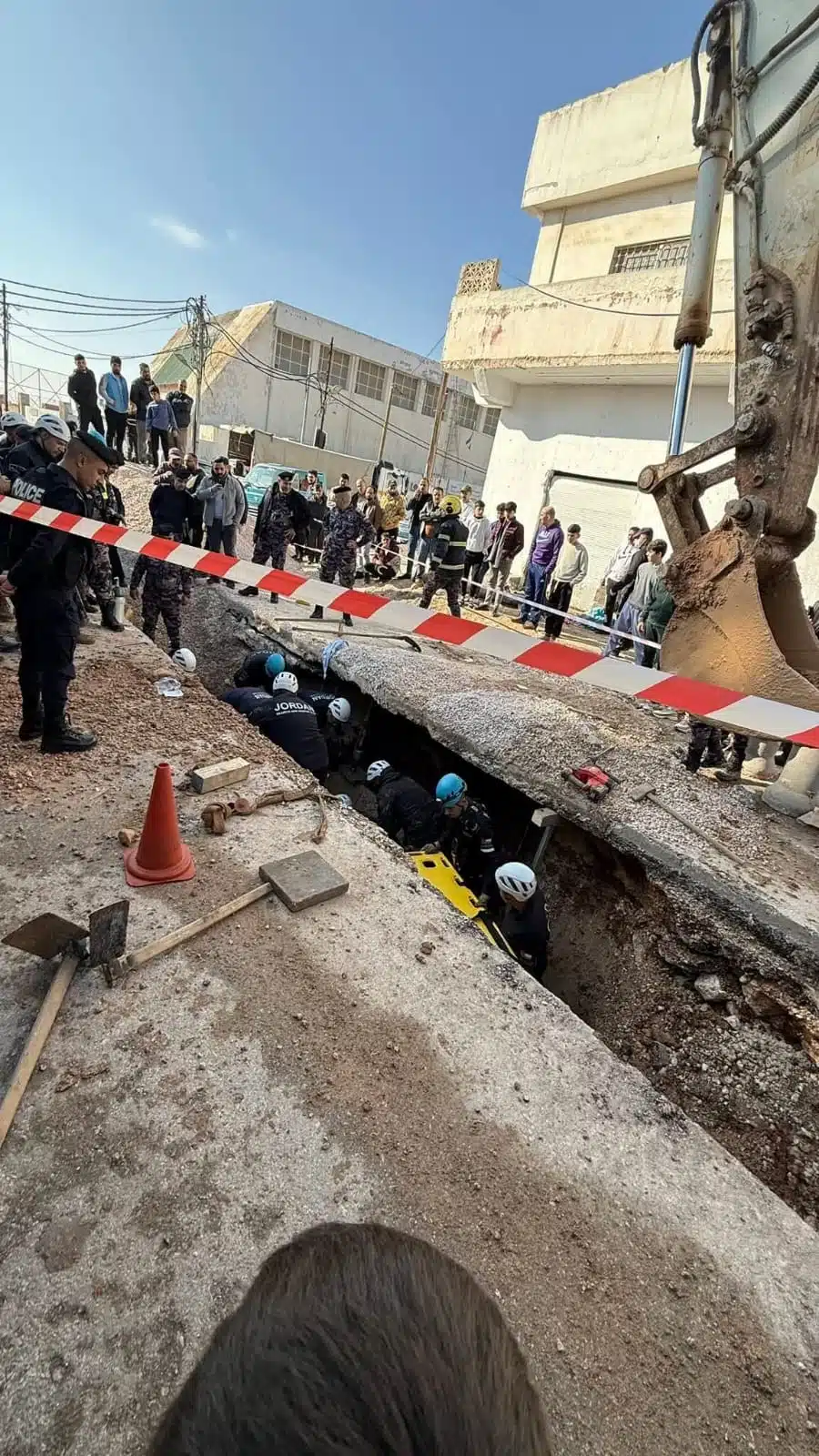 الدفاع المدني ينقذ وافدًا مصريًا إثر تعرّضه لحادث سقوط في الرمثا