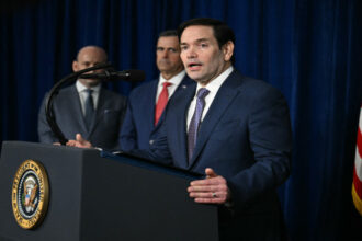 وزير الخارجية الأميركي يؤكد أن مادورو هارب من العدالة ولا يُعترف به رئيساً لفنزويلا