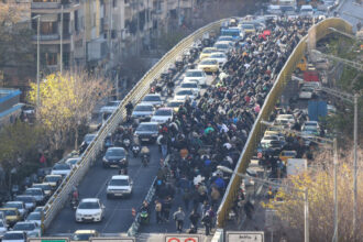 خامنئي يقر بمطالب المتظاهرين في إيران ويطالب بضبط مثيري الشغب في سابع يوم للاحتجاجات