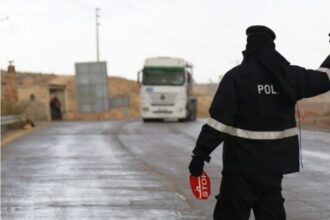 تدهور شاحنة فوسفات وإصابتان في رأس النقب وتحويل مؤقت للسير