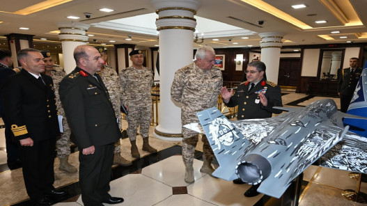 رئيس هيئة الأركان الأردنية يلتقي نظيره التركي لتعزيز التعاون العسكري والدفاعي