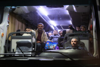 الأردن ينقل الدفعة العشرين من أطفال غزة المرضى لتلقي العلاج ضمن “الممر الطبي الأردني”