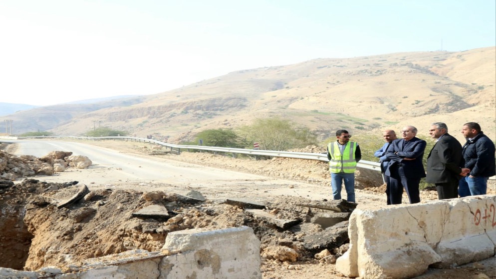 وزير الأشغال يتفقد طريق وادي شعيب بعد الانهيارات ويشدد على إعادة فتحه بأسرع وقت