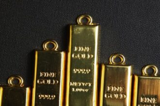 تراجع أسعار الذهب والفضة والبلاتين وسط ضغوط الدولار وترقب بيانات أميركية