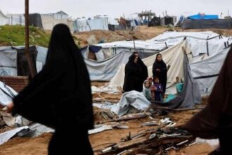 أمطار غزيرة ورياح عاتية تتلف مخيمات النازحين في غزة وتفاقم أزمة السكان