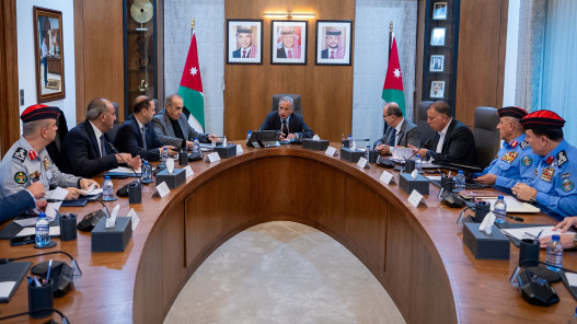 رئيس الوزراء يشدّد على تكثيف التوعية والتنسيق للتعامل مع آثار الأحوال الجوية الأخيرة