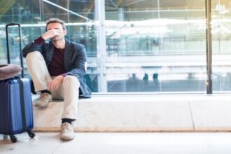 خبراء يحذرون: اضطراب الرحلات الجوية يطال معظم المسافرين لمسافات طويلة