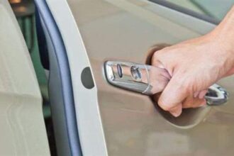 طرق وأدوات تسهّل الدخول والخروج من السيارة للمصابين بمشاكل الحركة والتوازن