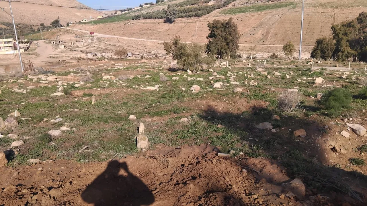 تكرار نبش مقبرة النزهة في مأدبا يثير قلق الأهالي