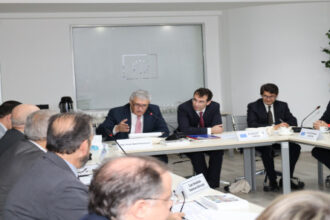 وزير النقل يبحث مع بعثة الاتحاد الأوروبي تعزيز التعاون في قطاع النقل والاستثمار