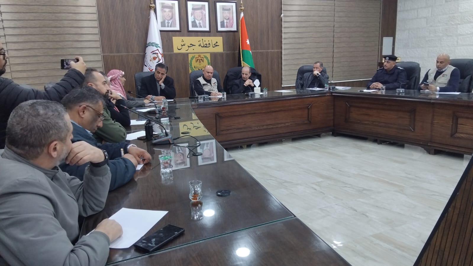 صورة حول : وزير الإدارة المحلية يتفقد غرف الطوارئ في جرش لمتابعة استعدادات المنخفض الجوي وزير الإدارة المحلية يتفقد غرف الطوارئ في جرش لمتابعة استعدادات المنخفض الجوي