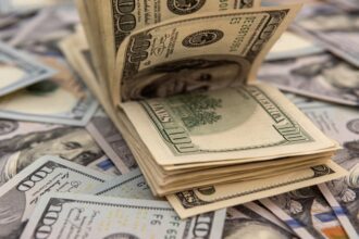 الدولار يتراجع مقابل اليورو والفرنك والين بعد تهديد ترامب لبول