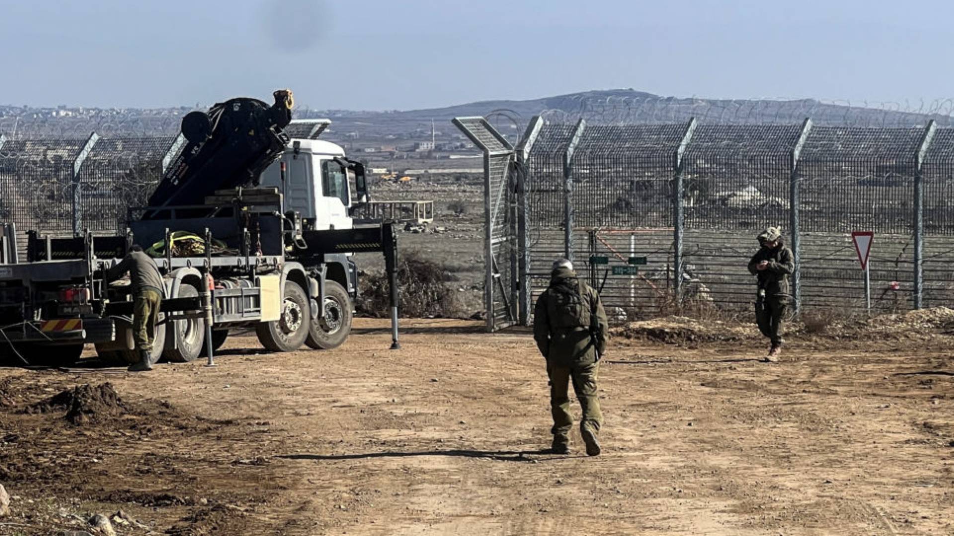 قوات الاحتلال تعتقل شاباً في توغلات يومية بريف القنيطرة السورية