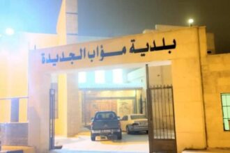 بلدية مؤاب الجديدة تعمل على تنظيف مجاري السيول لتعزيز السلامة العامة