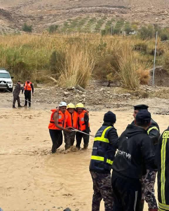 إنقاذ 5 أشخاص في الطفيلة بعد احتجازهم بسيول الأمطار