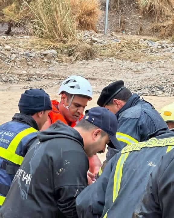 صورة حول : إنقاذ 5 أشخاص في الطفيلة بعد احتجازهم بسيول الأمطار إنقاذ 5 أشخاص في الطفيلة بعد احتجازهم بسيول الأمطار