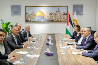 حسين الشيخ يلتقي نيكولاي ملادينوف لبحث المرحلة الثانية من خطة ترامب لقطاع غزة