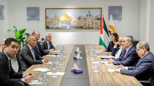 حسين الشيخ يلتقي نيكولاي ملادينوف لبحث المرحلة الثانية من خطة ترامب لقطاع غزة