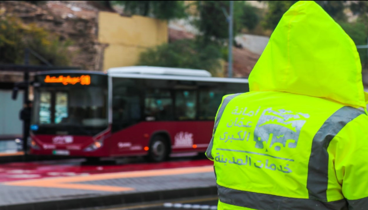 أمانة عمّان تتعامل مع ملاحظات تجمع مياه الأمطار خلال المنخفض الجوي في تلاع العلي