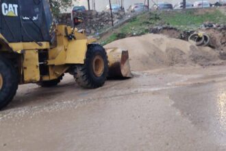 بلدية بني عبيد تتعامل مع انسداد عبارة مياه الأمطار على طريق إربد–عمان