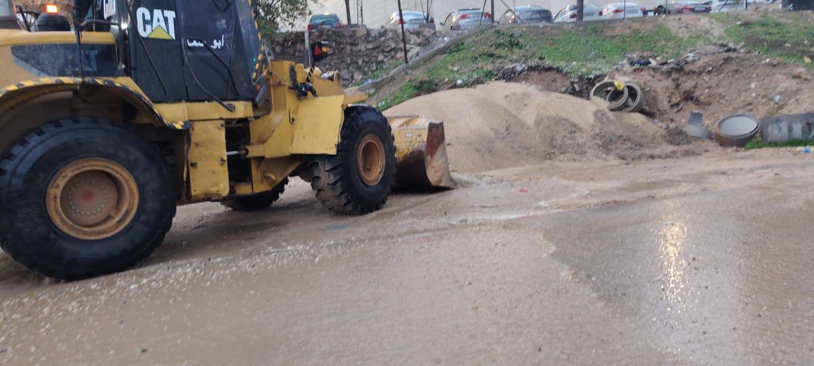 صورة حول : بلدية بني عبيد تتعامل مع انسداد عبارة مياه الأمطار على طريق إربد–عمان بلدية بني عبيد تتعامل مع انسداد عبارة مياه الأمطار على طريق إربد–عمان