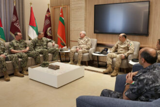 الحنيطي يبحث مع قائد القوات البحرية الأميركية أوجه التعاون العسكري المشترك