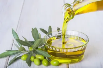 وصول أول دفعة من زيت الزيتون المستورد إلى الاستهلاكية العسكرية وطرحه قريبًا للمواطنين