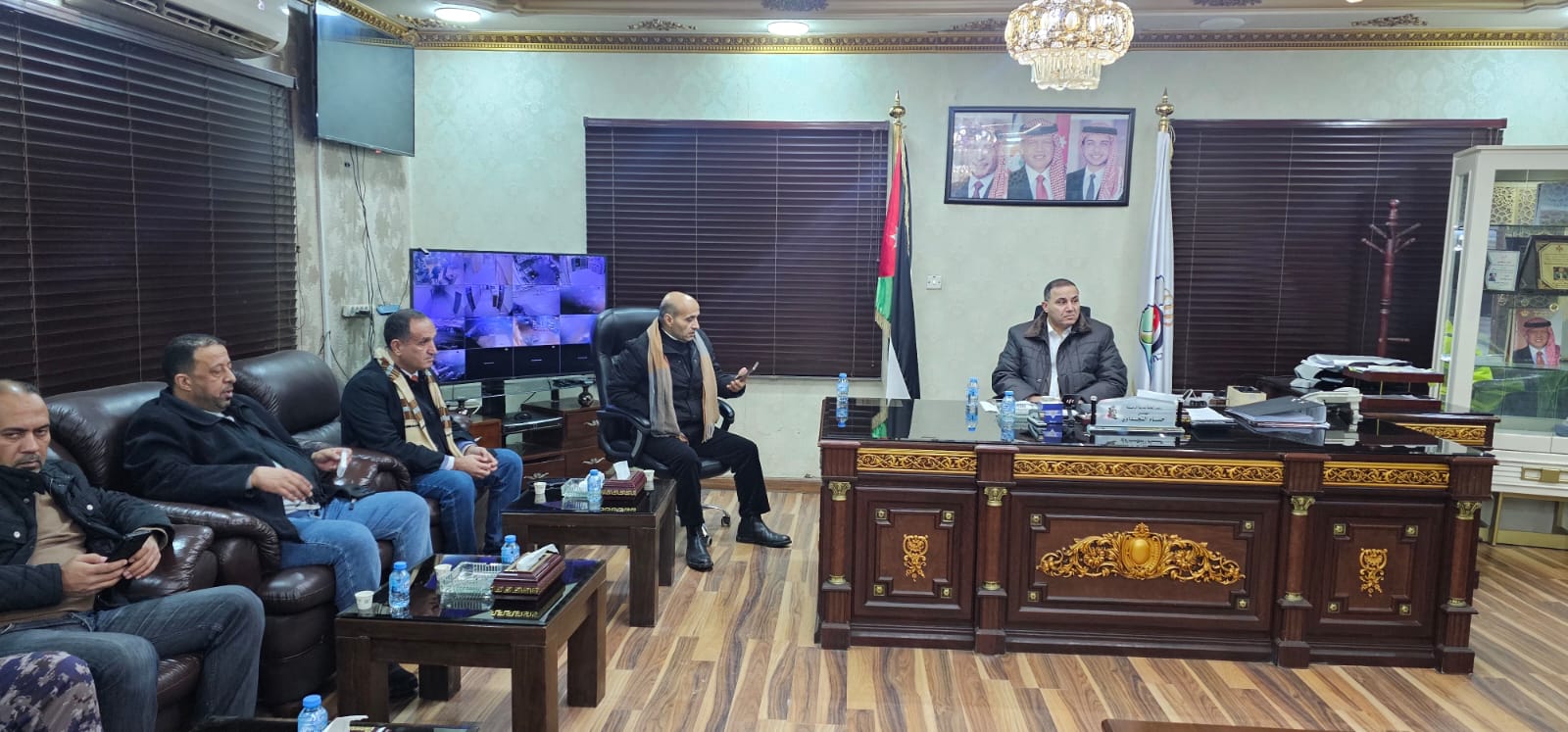 محافظ الزرقاء يتابع جهود إنقاذ عالقين في مجرى السيل خلال المنخفض الجوي